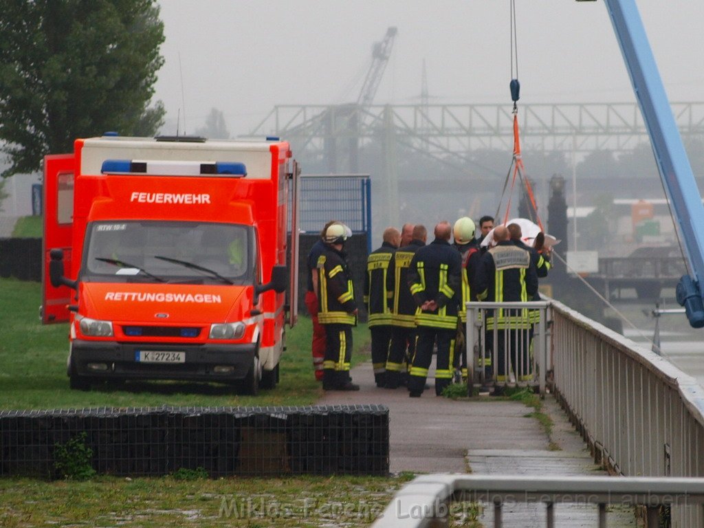 Bergung von Schiff Koeln Deutz nach Internistischen Notfall BF Koeln P17.JPG